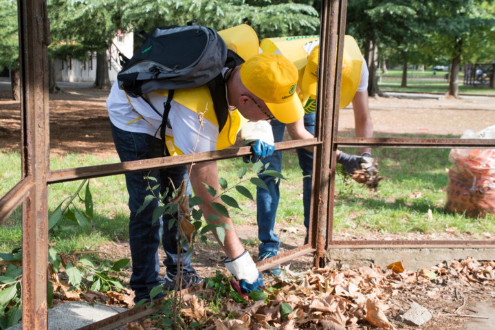 Urban redevelopment to "clean up the world" as a team