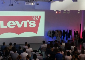 We organised a formative day for Levis's shop assistant