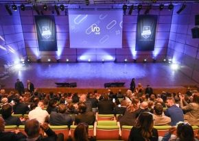 A carefully executed event, perfect in every respect, from the choice of venue to the graphic and visual identity and the choice of speakers