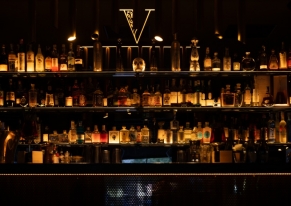 Perfect eighteenth birthday with golden decorations, artistic star-themed cake and security and photography services for 50 enthusiastic guests