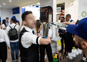 The MCE fair for the renewable energy and energy efficiency sectors ends. Make your mark at the end-of-fair party at the Senec stand with an acrobatic barman.