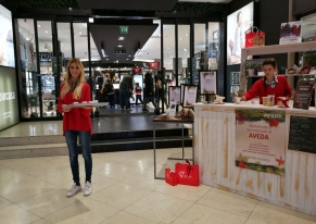 We realised a stand for our customer Aveda, in the store inside Genova's Coin.